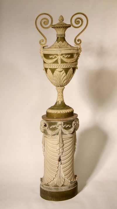 在一个基座上的瓮，c.1800 作者 英语学校